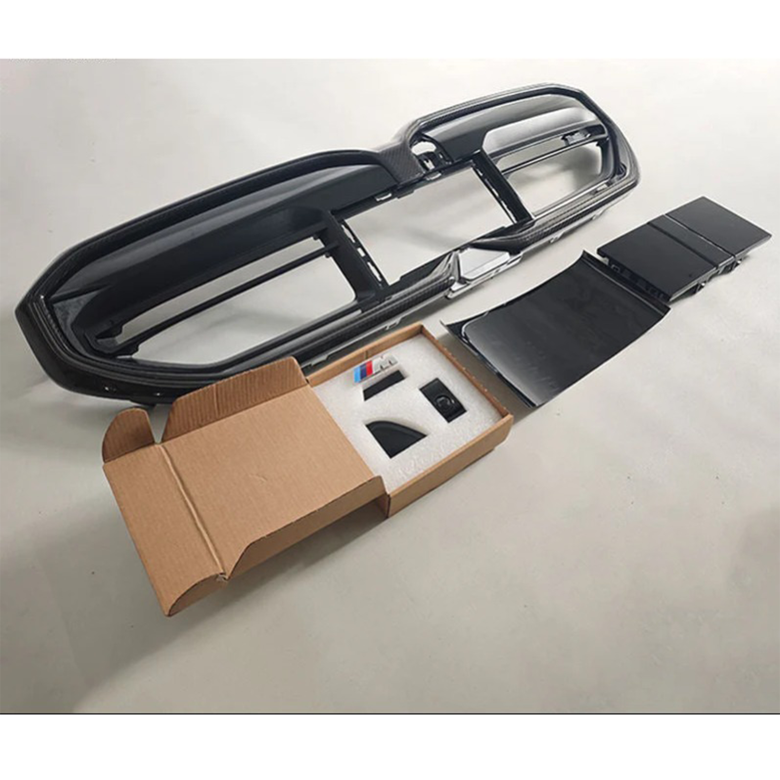 Dry Carbon Fiber Front Grille for BMW G90 M5 G60 G61 M60