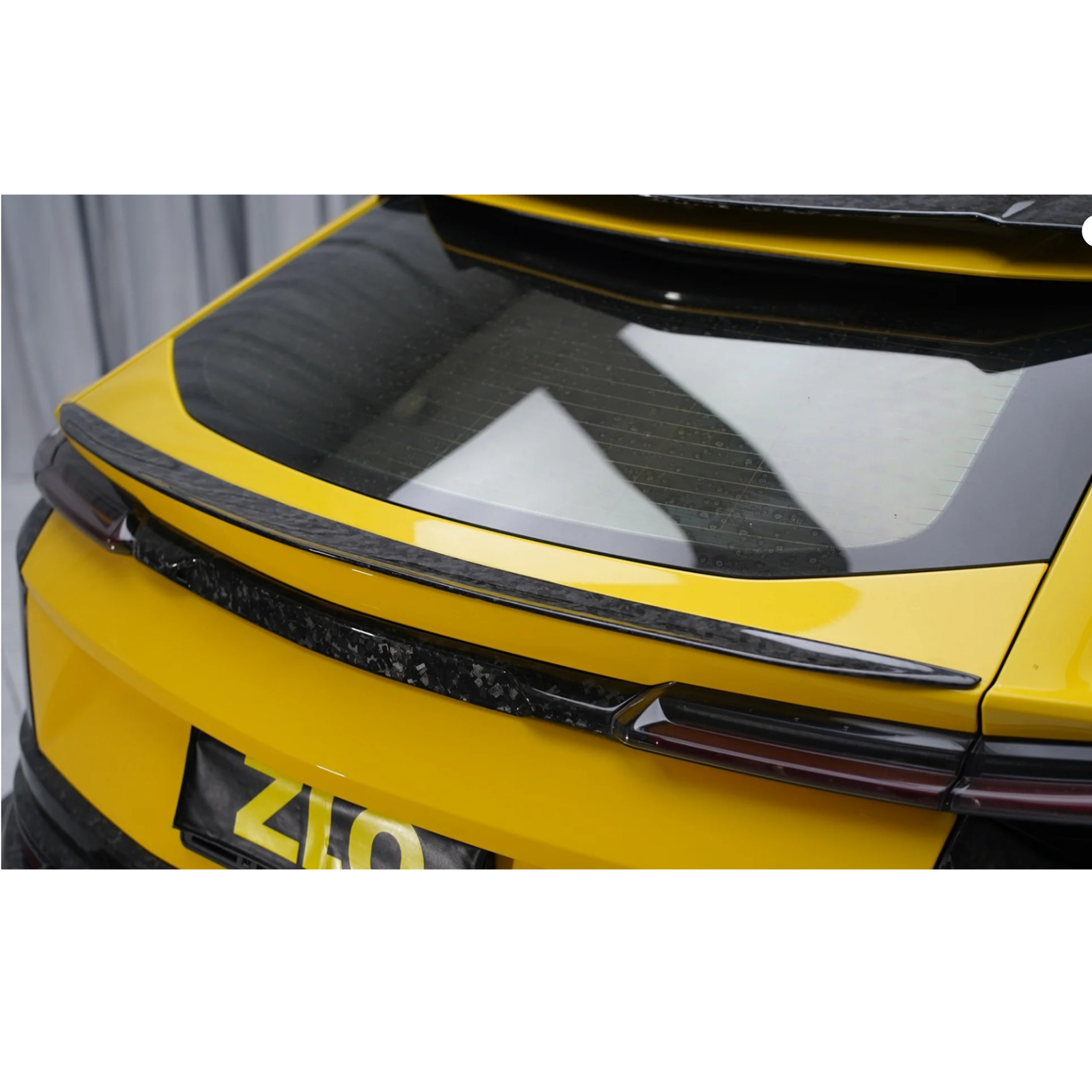 Dry Carbon Fiber Rear Spoiler for Lamborghini Urus